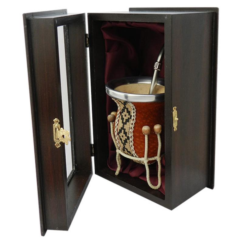 Mate De Vuelo De Calabaza Recubierto en Cuero Carpincho y Guarda Pampa (MAT017) Bombilla Acero Inox (BOM680) con Caja Fina