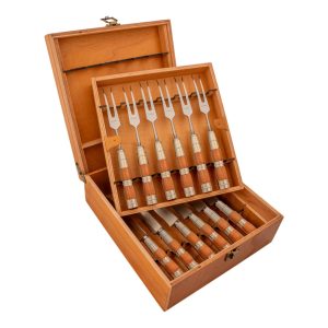 Juego De Cubierto 12 Piezas En Madera Y Alpaca 3 Virolas Labrada, Linea Fina, En Caja De Madera Cedro Lustrado 2 Pisos, Estilo CAMPERO PAMPA