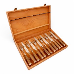 Juego De Cubiertos Linea Fina Madera Con Alpaca Labrada 12 Piezas En Caja De Madera Cedro Lustrado, Estilo SOL DE MAYO