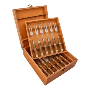 Juego De Cubierto 12 Piezas En Madera Y Alpaca 3 Virolas Labrada, Linea Fina, En Caja De Madera Cedro Lustrado 2 Pisos, Estilo AIRE DE SAN TELMO