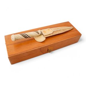 Cuchillo Trenzado En 18 Cm En Caja Fina De Madera Cedro Lustrado, Estilo SERRANO TRENZADO