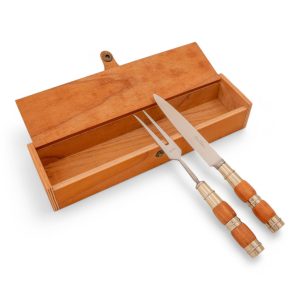 Juego De Cubierto Individual En Madera Y Alpaca 3 Virolas Labrada, Linea Fina, En Caja De Madera Cedro Lustrado, Estilo CAMPERO PAMPA